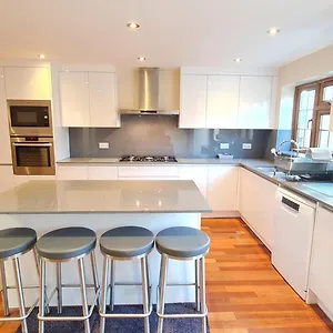 Holiday home Luxury London House Sleeps X 16, Free Parking, Free Wifi, Garden Patio, Close To Tube Line Easy Access To London, Ilford